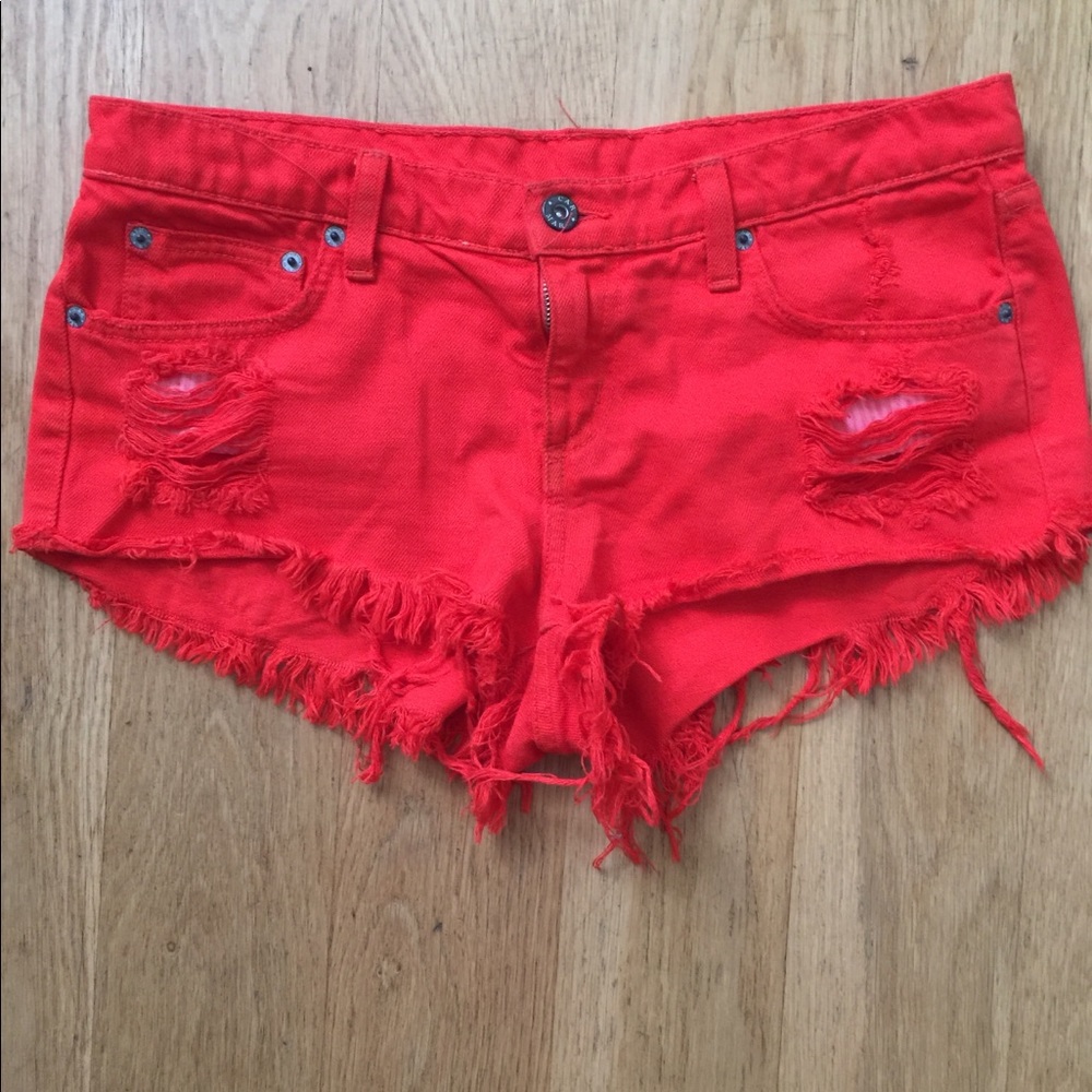 LF Tomato Red shredded short shorts